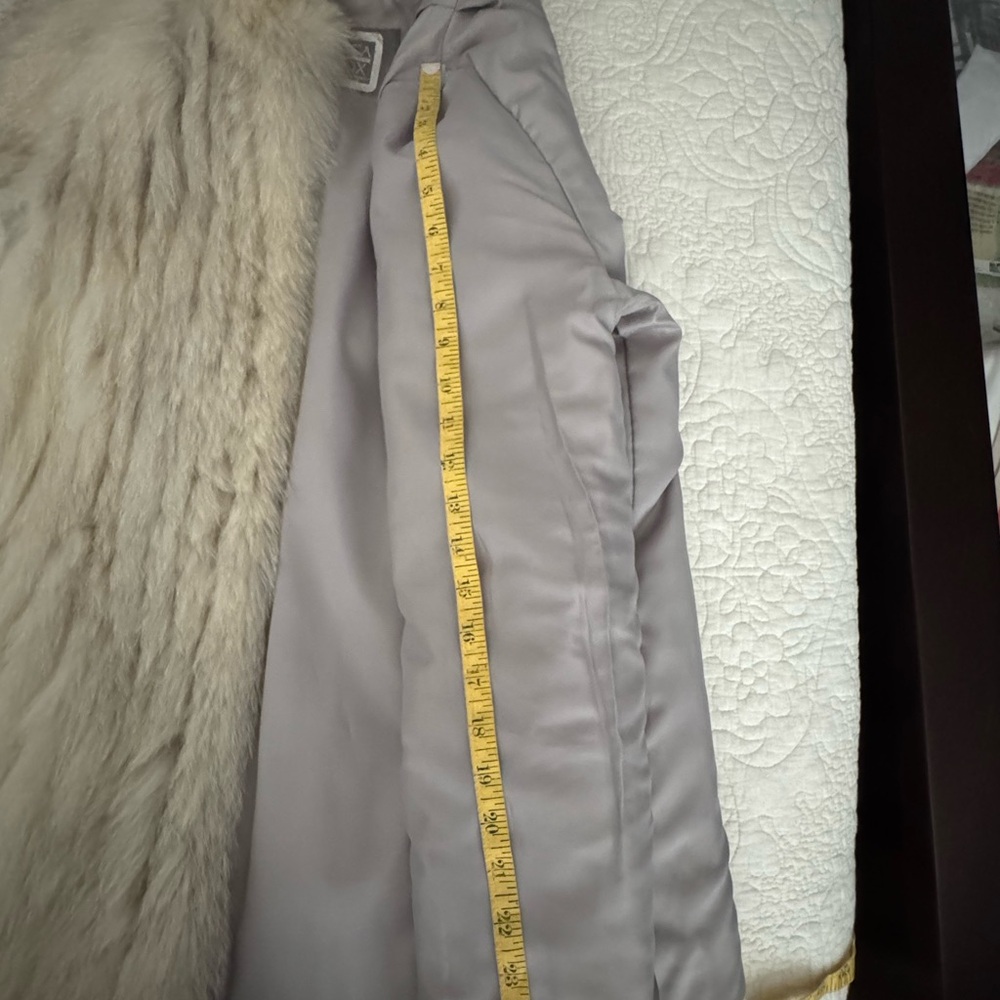 Beautiful Vintage Silver Fox Fur Coat by Saga - Picture 7 of 10